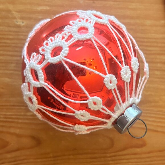 Vintage Hand Tatted Fuchsia Pink Red Glass Christmas Ornaments Set of 2 1950s - Picture 5 of 6